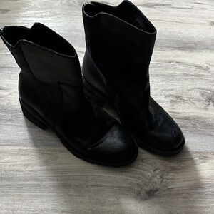 Tanav black leather booties like new - size 11